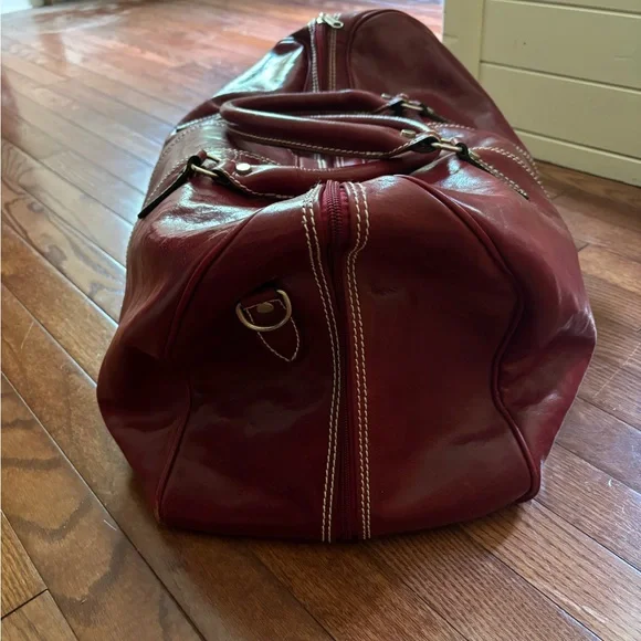 Luxurious Red Leather Travel Bag - Picture 2 of 14
